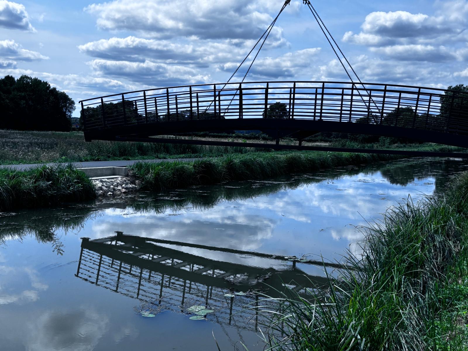 Pont passerelle sur le canal du Berry