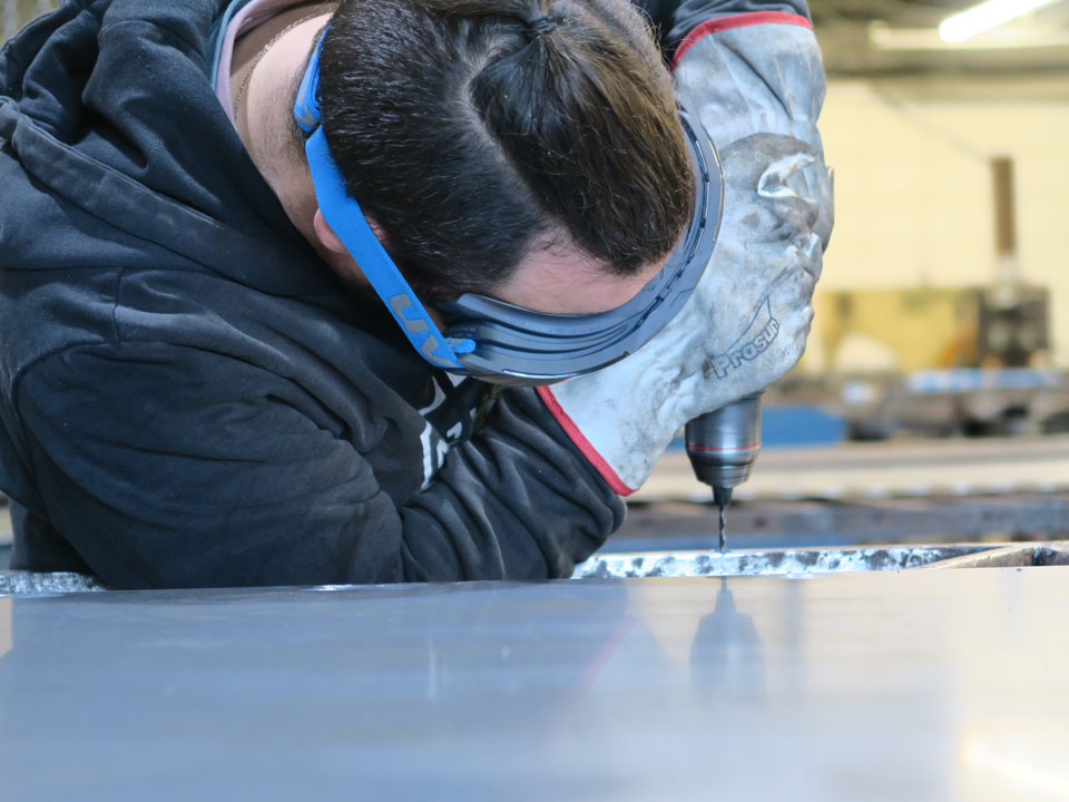 serrurier-metallier-au-travail Meulage : engagement